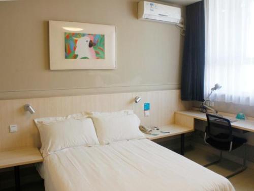 Ein Bett oder Betten in einem Zimmer der Unterkunft Jinjiang Inn Xi'an Exhibition Centre Zhangba East Road