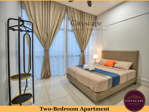 ein Schlafzimmer mit einem Bett und einem großen Fenster in der Unterkunft Space Residency Johor Bahru near KSL City Mall by Cityscape in Johor Bahru