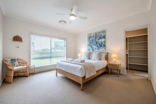 una camera da letto con un letto grande e una finestra di Lakeside on Southlakes - Family Entertainer a Dubbo