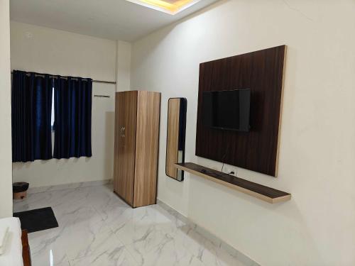 TV a/nebo společenská místnost v ubytování Hotel O Trinetra Stay In Luxury