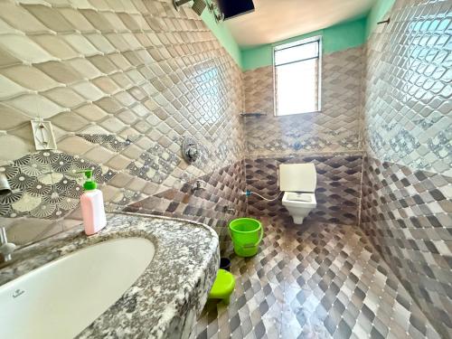 Ένα μπάνιο στο Hotel O Yash Hotel Lawn And Banquet