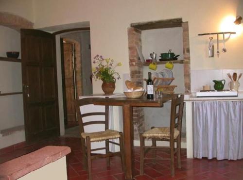 Una cocina con una mesa y sillas en una habitación. en Agritourismus Vigne Di Pace, en Umbertide