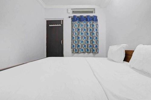 Ένα ή περισσότερα κρεβάτια σε δωμάτιο στο Hotel O White Carnations Hotels