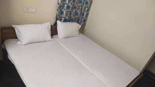 Ένα ή περισσότερα κρεβάτια σε δωμάτιο στο Hotel O White Carnations Hotels