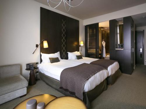 Postel nebo postele na pokoji v ubytování Sofitel Montevideo Casino Carrasco & Spa