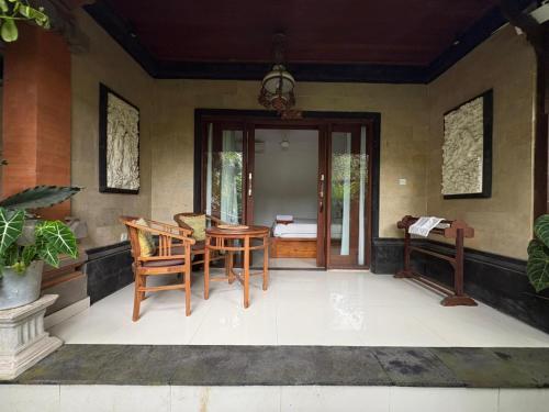 Patio lub wspólna przestrzeń na świeżym powietrzu w obiekcie Annayu House Ubud