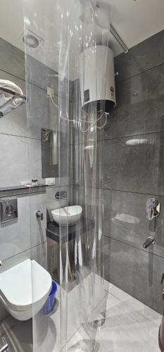 Ένα μπάνιο στο Hotel Sharanga