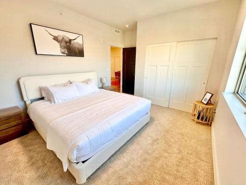 Ένα ή περισσότερα κρεβάτια σε δωμάτιο στο Charming 2BR Getaway in the Heart of Midway - 203