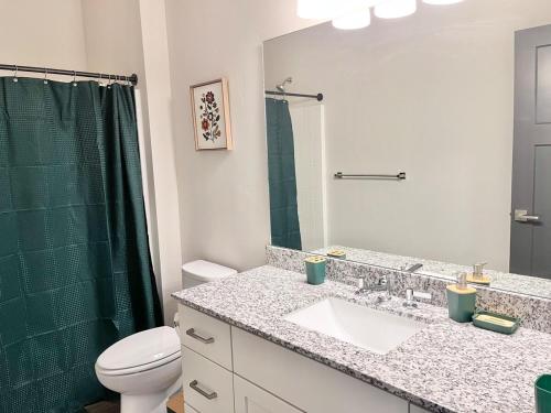 Ένα μπάνιο στο Charming 2BR Getaway in the Heart of Midway - 203