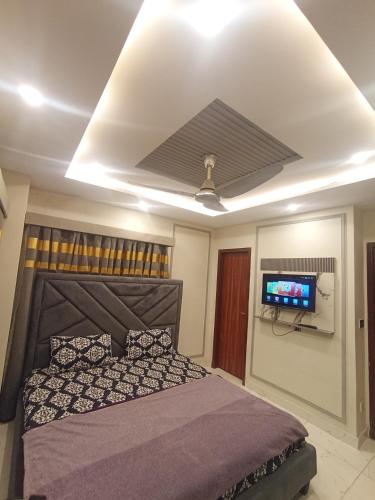 Кровать или кровати в номере Eiffel Tower Premium Apartment Bahria Town Lahore By LMY