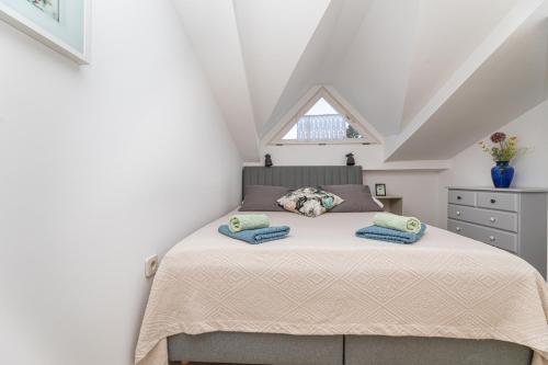 ein Schlafzimmer mit einem Bett auf einem Dachboden in der Unterkunft Studio für 2 Personen   1 Kind ca 40 qm in Šilo, Kvarner Bucht Krk - b58893 in Šilo