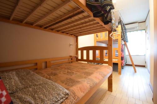Katil atau katil-katil dalam bilik di Santana Guest House Osaka
