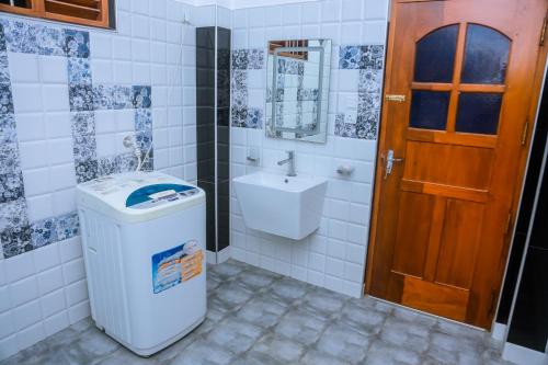 ein Badezimmer mit Toilette und Waschbecken in der Unterkunft Happy Mama Guest Mirissa in Mirissa