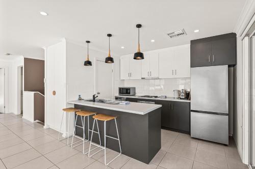 Kuchyň nebo kuchyňský kout v ubytování Coastal Haven - Sellicks Beach - C21 SouthCoast Holidays