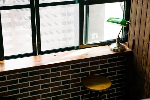 台南的住宿－Leo Ho 背包客棧，坐在椅子边窗台上的一盏灯