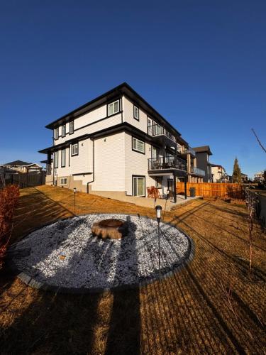 ein großes weißes Haus mit einem großen Gebäude in der Unterkunft Airlux in Nisku