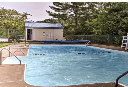 Bazén v ubytování White Mountain Lodge! nebo v jeho okolí