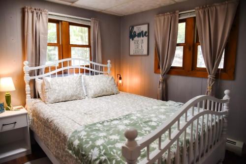 Postel nebo postele na pokoji v ubytování White Mountain Lodge!