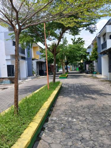 une rue bordée d'arbres dans l'établissement Homestay keluarga solo or solo's family homestay, à Purwosari