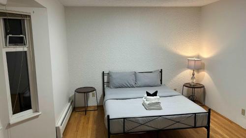 Posezení v ubytování Spacious Room with Private Washroom Near Metrotown