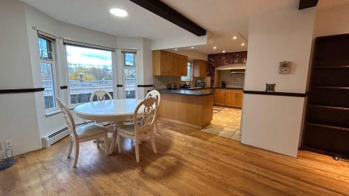 Kuchyň nebo kuchyňský kout v ubytování Spacious Room with Private Washroom Near Metrotown