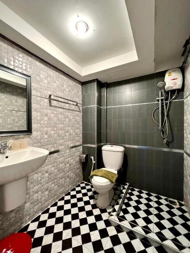 a bathroom with a toilet and a sink at Pimpimarn Hotel in Mae Pim