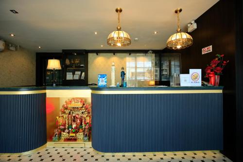 a bar in a restaurant with a christmas display at We Resident Hotel in Hat Yai