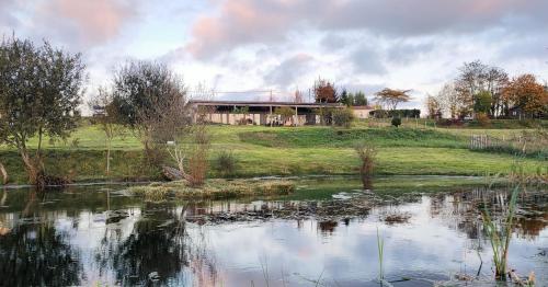 Φωτογραφία από το άλμπουμ του Chalet en bois Eco responsable σε Saint-Priest-les-Fougères