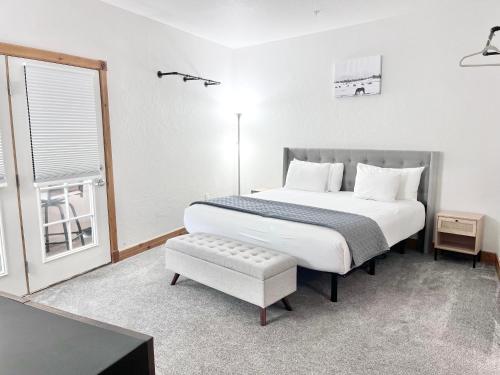 una camera da letto con un letto grande e una finestra di Swiss-Style Zermatt King Villa with Kitchen Near Park City & Deer Valley Ski Resorts - 2039 a Mound City