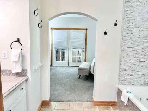 un bagno con un arco che conduce a una camera da letto di Swiss-Style Zermatt King Villa with Kitchen Near Park City & Deer Valley Ski Resorts - 2039 a Mound City