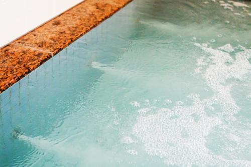 a pool of blue water with a rusty rim at Hotel Wakamatsu Excel in Isesaki