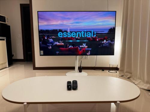 Televiisor ja/või meelelahutuskeskus majutusasutuses Stay Moonlight N401 Jinju Castle Jinyangho Park Yudeung Museum Jinju National University of Education Jinju Health University Gyeongsang National University Jinju Court