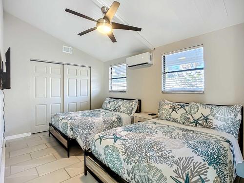 En eller flere senge i et værelse på Charming Coastal Getaway