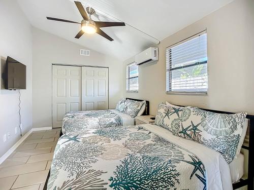 Ένα ή περισσότερα κρεβάτια σε δωμάτιο στο Charming Coastal Getaway