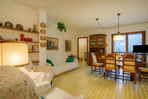 TV a/nebo společenská místnost v ubytování Appartamento Vista Alta - Happy Rentals