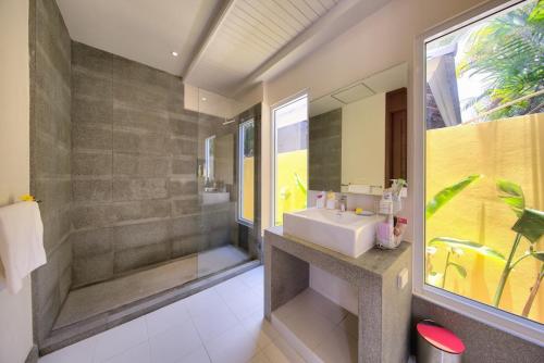 uma casa de banho com um lavatório e um chuveiro em Lipa Talay Sawng em Lipa Noi