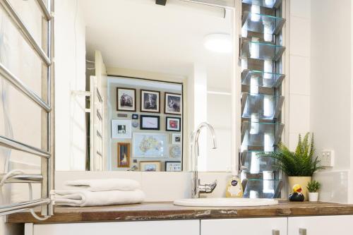 un baño con lavabo y espejo en Artful Kingston Stay with Personal Touch - Hosted by Canstay, en Kingston 