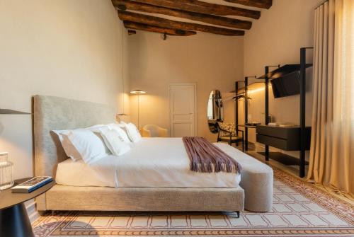 Кровать или кровати в номере Palazzo Balsamo Boutique Hotel