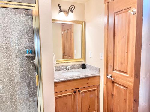 Ένα μπάνιο στο Family Zermatt Villa with Pool Near Ski Slopes - 4749