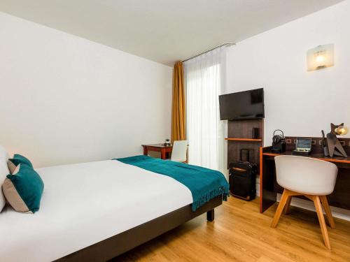 a hotel room with a bed and a desk at Aparthotel Adagio Access Paris Porte De Charenton in Charenton-le-Pont