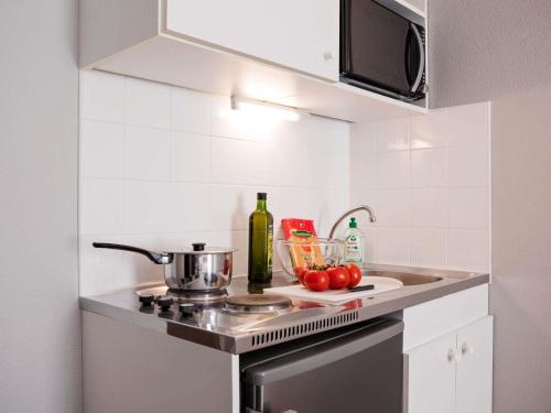 メゾン・アルフォールにあるアパートホテル アダージョ アクセス パリ メゾン アルフォールのシンクとコンロのあるキッチン トップオーブン