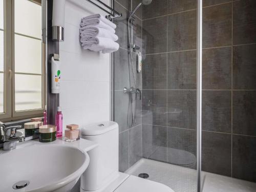 a bathroom with a shower and a toilet and a sink at Ibis Styles Nantes Centre Place Graslin in Nantes