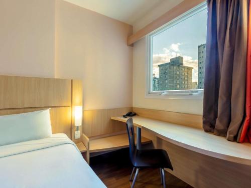 Postel nebo postele na pokoji v ubytování ibis BH Afonso Pena Savassi