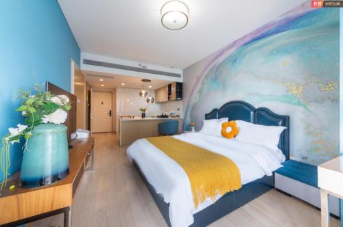 Ένα ή περισσότερα κρεβάτια σε δωμάτιο στο Qingdao Tinglan Hotel Apartment (Wusi Square Mixc City Branch)