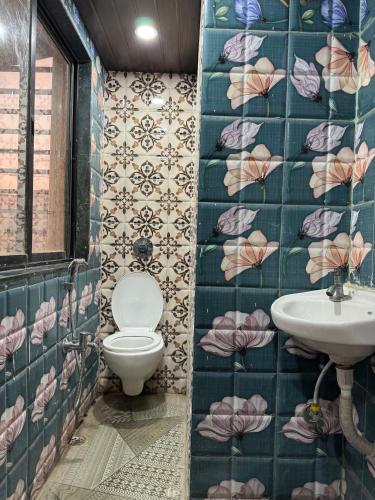 a bathroom with a toilet and a sink at Vijay Cozy Corner Hostel in Navi Mumbai