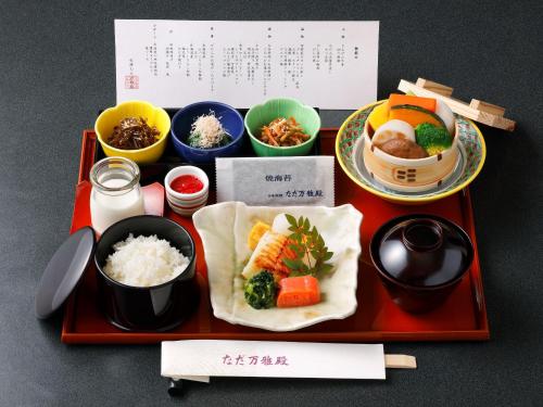 ein Tablett mit Essen mit Reis und Gemüse darauf in der Unterkunft Sapporo Park Hotel in Sapporo