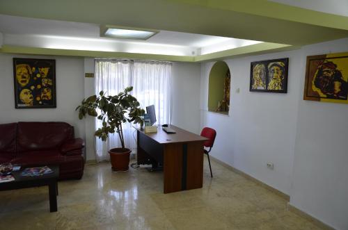 a living room with a desk and a couch at Hotel Europolis in Tulcea