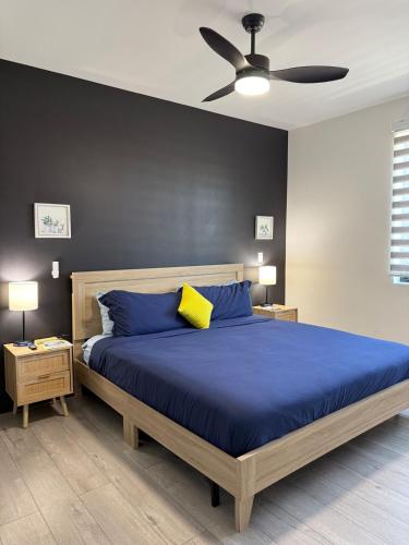 Postel nebo postele na pokoji v ubytování OranGe DeLuxe