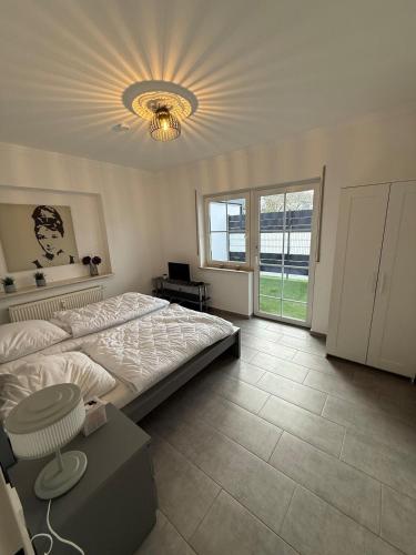 una camera da letto con un letto grande e un lampadario di Fe-Wo B6 1 a Kenn