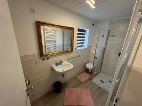Koupelna v ubytování Ferienhaus Abendgold mit Garten
